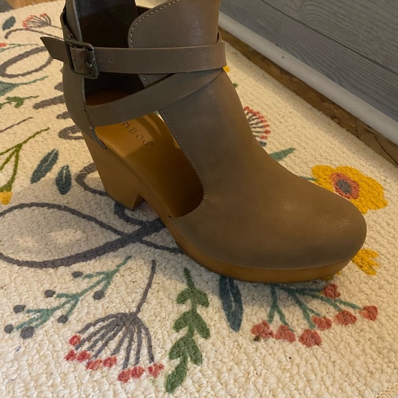 Stella Clogs. - Picture 3 of 5